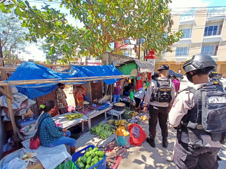 Menyadarkan Masyarakat Akan Pentingnya Disiplin Prokes, Personel Ditsamapta Polda NTT Terus Beri Imbauan Prokes