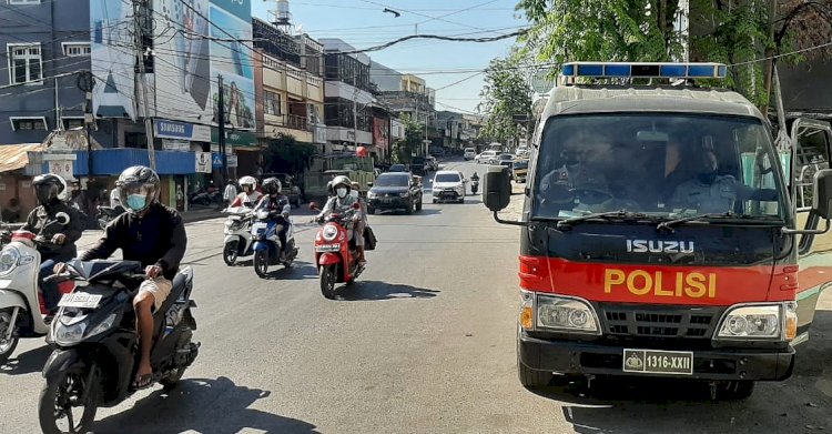 Penerangan Keliling, Personel Ditbinmas Polda NTT Imbau Masyarakat Kota Kupang Patuh Prokes