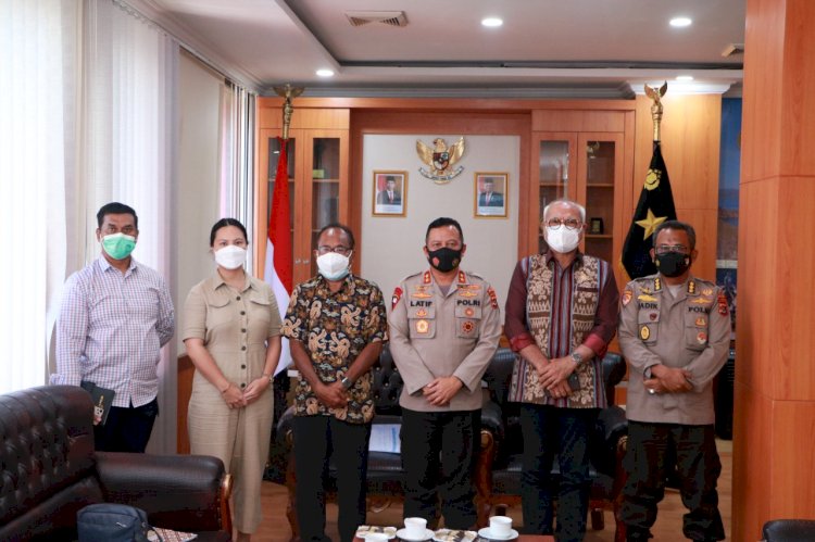 Kapolda NTT Sambut Hangat Kunjungan Silaturahmi Anggota DPD RI Ir. Abraham Paul Liyanto