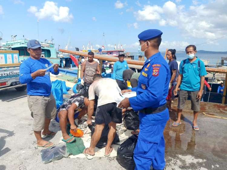 Giatkan Patroli Pesisir, Personil Ditpolairud Polda NTT Bagikan Masker Gratis Kepada Nelayan Cegah Penyebaran Covid-19 di Perikanan Tenau Kupang