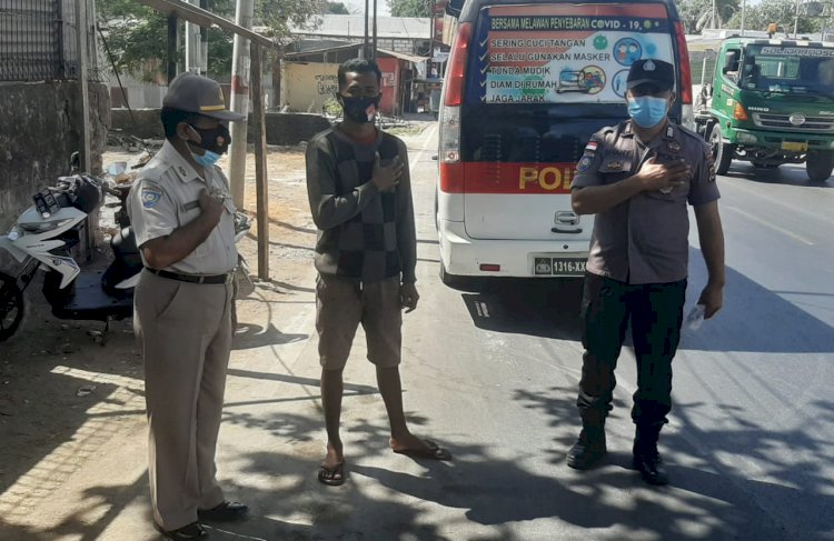 Imbau Prokes dan Bagi Masker, Upaya Personel Ditbinmas Polda NTT Tingkatkan Kesadaran Masyarakat Pentingnya Disiplin Prokes