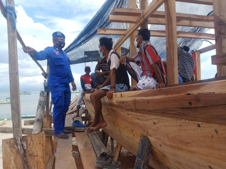 Patroli Pesisir Perikanan, Personil Ditpolairud Polda NTT Tegaskan Patuhi Prokes dan Jaga Kamtibmas