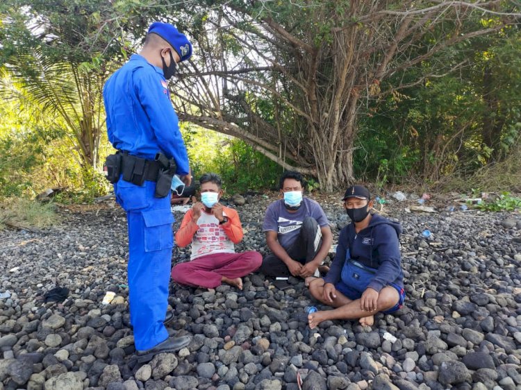 Sambangi Warga Pesisir Delang, Personil Ditpolairud Polda NTT Imbau Jaga Kebersihan dan Bagikan Masker Gratis