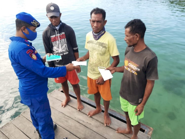 Cegah Penyebaran Covid-19, Personil Ditpolairud Polda NTT Bagikan Masker di Wilayah Pesisir Sulamu