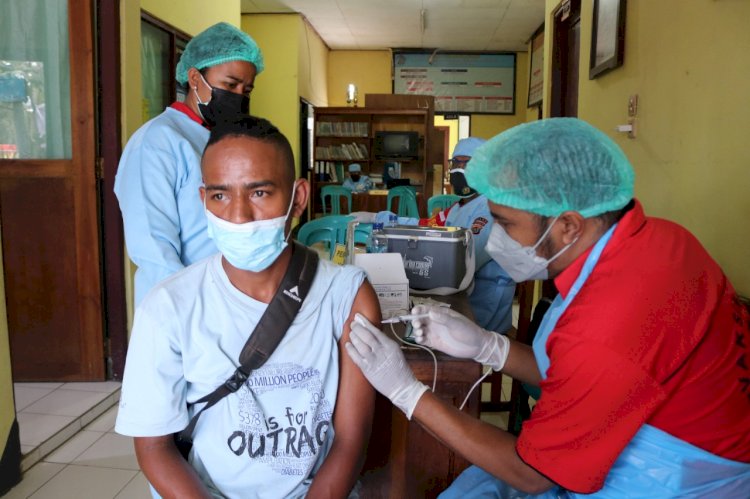 Dalam Rangka HUT Lalulintas Polri ke-66, Ditlantas Polda NTT dan Biddokkes Polda NTT Gelar Pelayanan Vaksinasi Kepada Masyarakat Oesapa Selatan