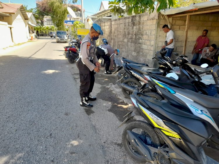 Provost Polda NTT Lakukan Penertiban Parkiran Kendaraan Bermotor di Lingkungan Mapolda NTT