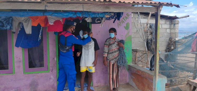 Patroli Penegakan Prokes di Wilayah Pesisir Oesapa, Personil Ditpolairud Polda NTT Bagikan Masker Gratis