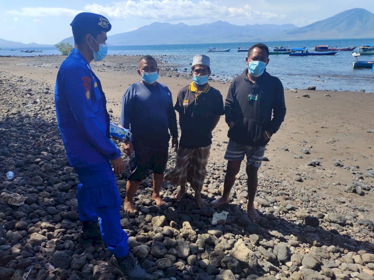 Tekan Penyebaran Covid-19 di Wilayah Pesisir Wailolong, Personil KP. XXII-2004 Ditpolairud Polda NTT Bagikan Masker dan Imbau Prokes