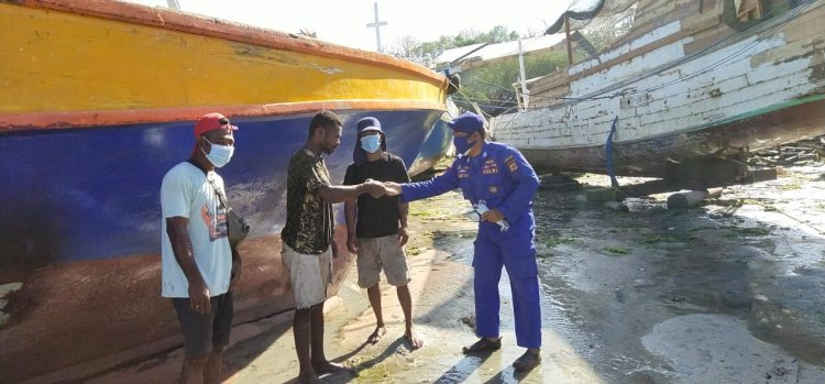 Cegah Penyebaran Covid-19, Personil Ditpolairud Polda NTT Bagikan Masker Gratis di Wilayah Pesisir Kota Kupang