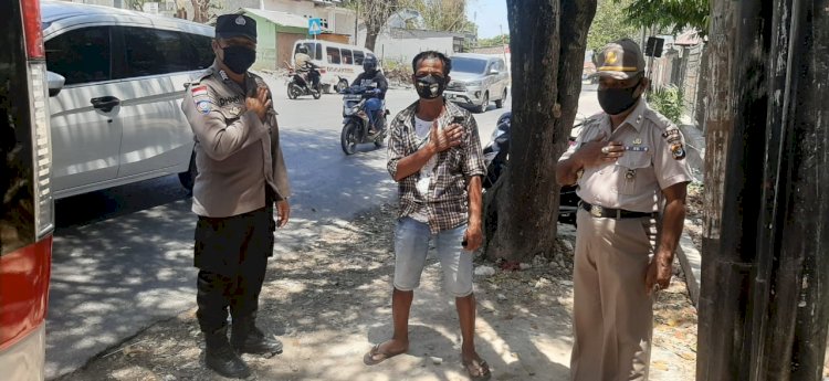 Putus Rantai Penyebaran Covid 19, Personel Ditbinmas Polda NTT Bagi-Bagi Masker dan Beri Imbauan Prokes 5 M