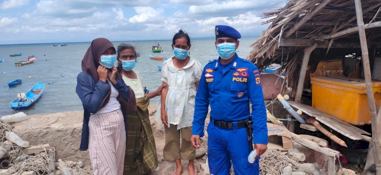 Personel Ditpolair Polda NTT Gencar Patroli Beri Imbauan Prokes dan Bagikan Masker Kepada Masyarakat Pesisir