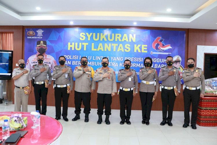 Hadiri Syukuran HUT lalulintas ke 66, Kapolda NTT Beri Penghargaan kepada Enam Personel Ditlantas Polda NTT