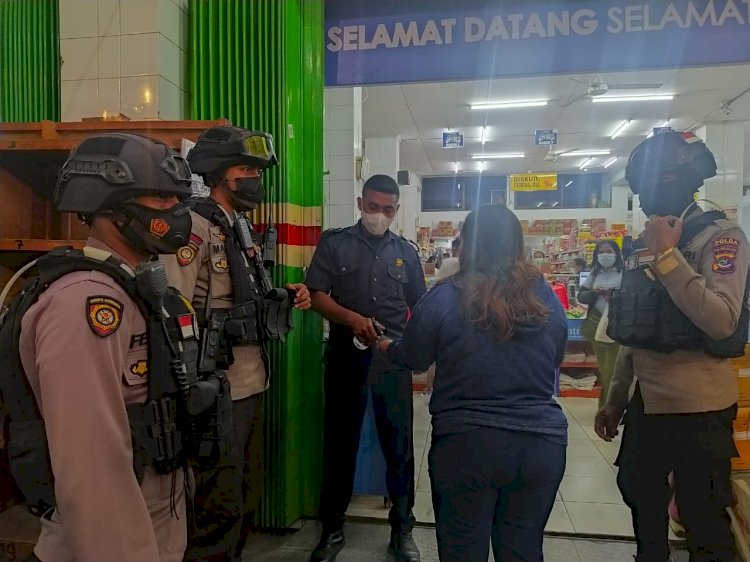 Cegah Aksi Kejahatan dan Pelanggaran Prokes, Personel Raimas Ditsamapta Polda NTT Patroli sambang ke Swalayan dan Tempat Rawan Gangguan Kamtibmas