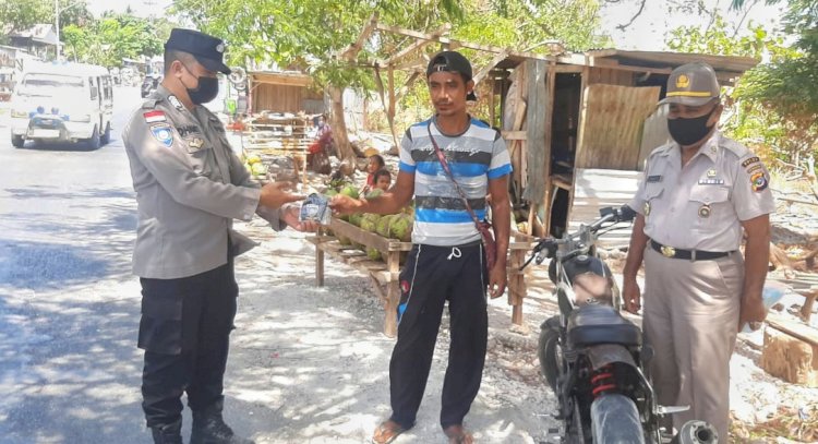 Langkah Preventif Cegah Penyebaran Covid-19, Personel Ditbinmas Polda NTT Bagikan Masker Kepada Juru Parkir dan Pedagang Kaki Lima