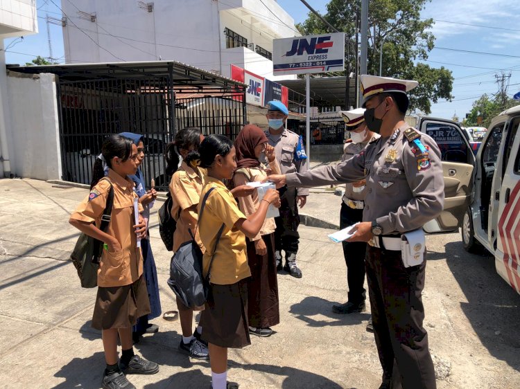 Operasi Patuh Ranakah 2021, Personel Ditlantas Polda NTT Beri Masker Pada Sejumlah Pengguna Jalan