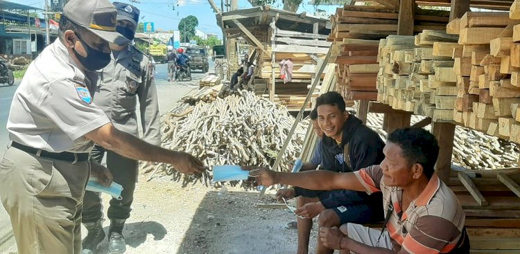 Bagi Masker dan Sosialisasi Prokes, Kasubditbintibsos Ditbinmas Polda NTT Berharap Warga Mentaati Prokes Penerapan 5M