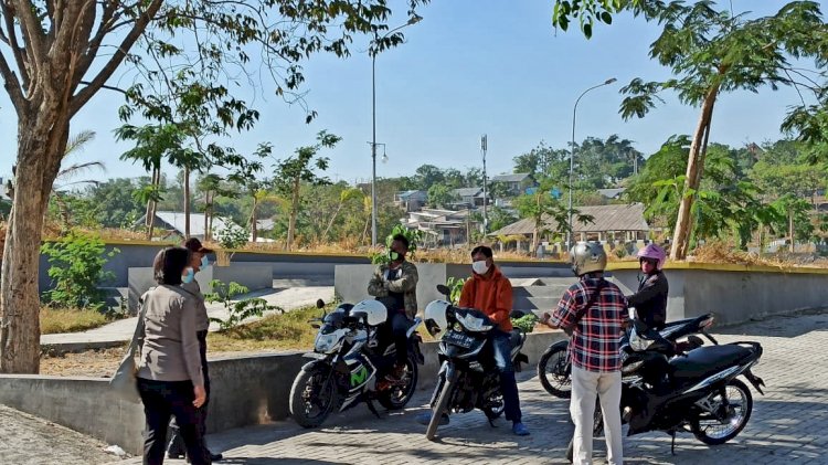 Personel Ditbinmas Polda NTT Sambangi Tukang Ojek Beri Imbauan Patuh Prokes