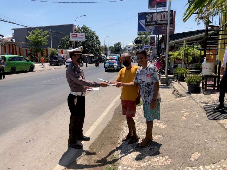 Personil Ditlantas Polda NTT Bagikan Masker Gratis Pada Operasi Patuh Ranakah di Kota Kupang