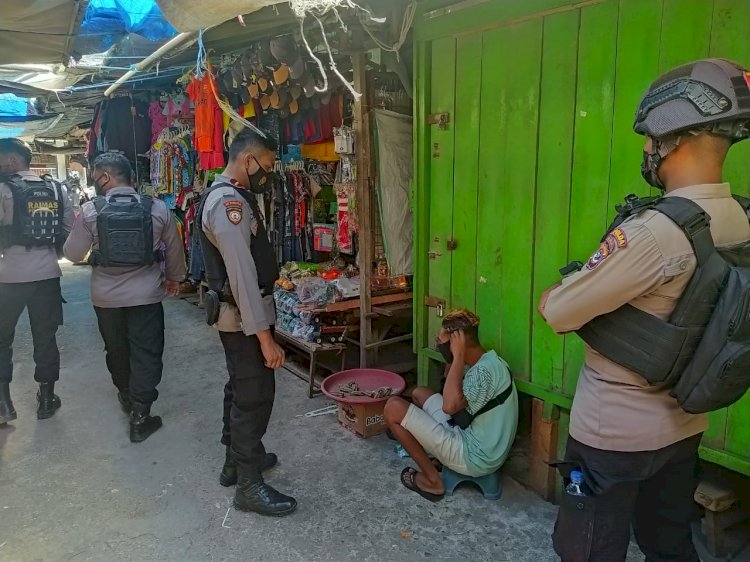 Sambangi Pasar Tradisional, Personel Ditsamapta Polda NTT Beri Edukasi Prokes dan Harkamtibmas Kepada Masyarakat