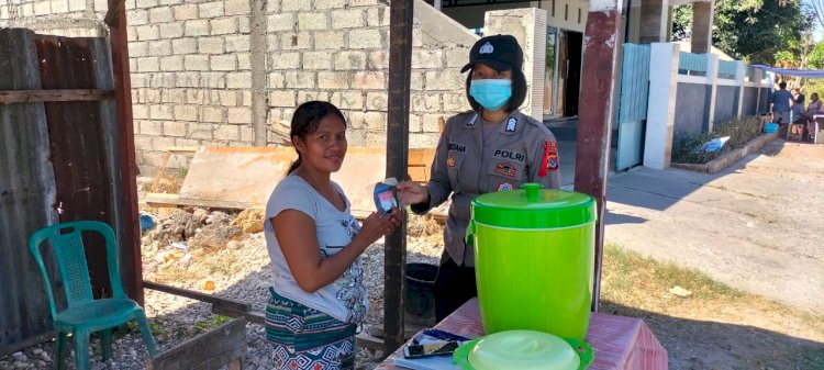 Sambangi para Pedagang Kaki Lima di Oebobo, Personel Ditbinmas Bagi Masker Gratis