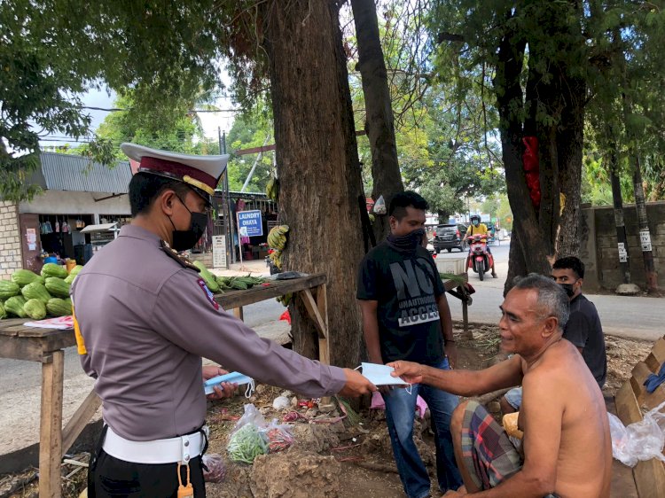 Secara Simpatik dan Humanis Ditlantas Polda NTT Bagikan Masker Gratis Pada Ops Patuh Ranakah 2021 di Kota Kupang