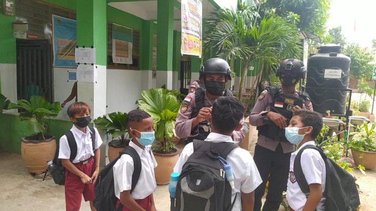 Pastikan Pembelajaran Tatap Muka di Sekolah Berjalan Lancar dan Aman dari Covid-19, Personel Ditsamapta Polda NTT Sambangi SD Impres Naikoten 1