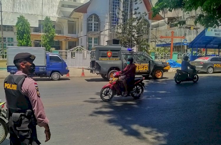 Gunakan Mobil Raisa, Personel Raimas Ditsamapta Polda NTT Patroli Beri Imbauan Prokes Kepada Masyarakat