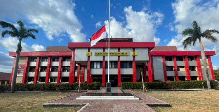 Mengenang Jasa Pahlawan, Polda NTT Kibarkan Bendera Setengah Tiang