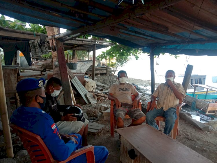 Kunjungi Wilayah Pesisir Weri, Personil Ditpolairud Polda NTT Berikan Imbau Prokes dan Jaga Situasi Kamtibmas Kepada Warga