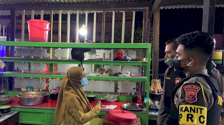 Sambangi Warung Makan, Personel UPRC Ditsamapta Polda NTT Ingatkan Pemilik Disiplin Terapkan Prokes