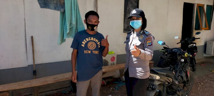 Tekan Penyebaran Covid 19, Personel Ditbinmas Polda NTT Bagi Masker kepada Masyarakat