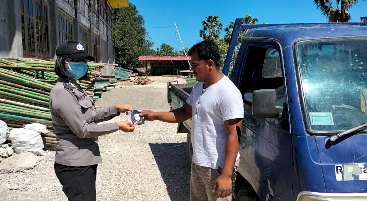 Sosialisasi Prokes, Personel Ditbinmas Bagikan Masker Kepada Para Sopir Pickup di Pasar Oebobo