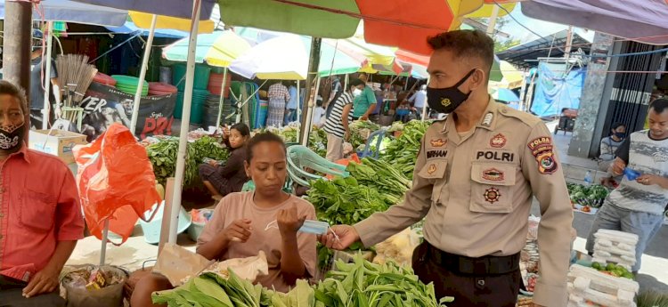 Putus Rantai Penyebaran Covid 19, Personel Ditbinmas Polda NTT Sambangi Pedagang di Kota Kupang Beri Masker