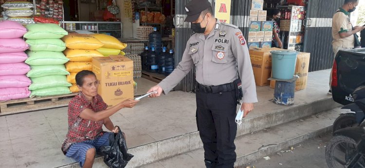 Ingatkan Masyarakat Taat Prokes, Ditbinmas Polda NTT Bagi-Bagi Masker kepada Masyarakat