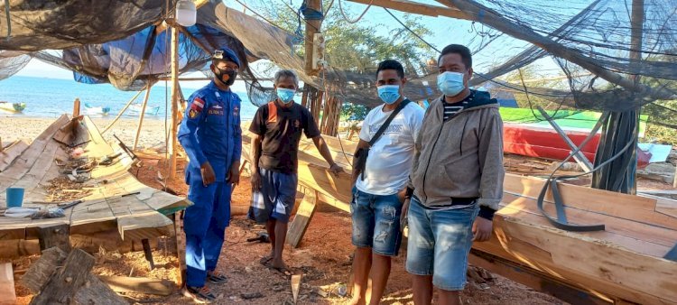 Personel Ditpolairud Polda NTT Imbau Nelayan Manikin Untuk Tidak Gunakan Cara yang Instan Dalam Menangkap Ikan