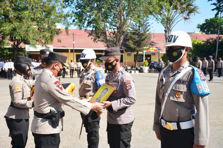 Gelar Apel Bulanan, Kapolda NTT Pastikan Selalu Konsisten Dalam Berikan Reward dan Punishment Bagi Seluruh Anggota