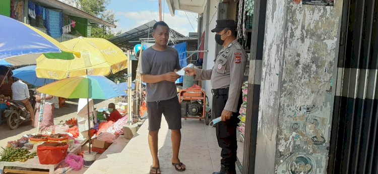 Cegah Penyebaran Covid 19, Ditbinmas Polda NTT Beri Edukasi dan Bagi-Bagi Masker kepada Masyarakat Kota Kupang