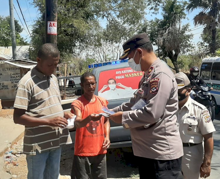 Putus Rantai Penyebaran Covid 19, Ditbinmas Polda NTT Bagi-Bagi Masker kepada Masyarakat Kota Kupang