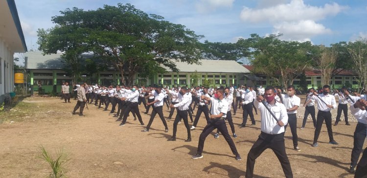 Jelang Penutupan Pelatihan Satpam di Perbatasan, Ditbinmas Polda NTT Bekali Peserta dengan Beladiri Tongkat Borgol