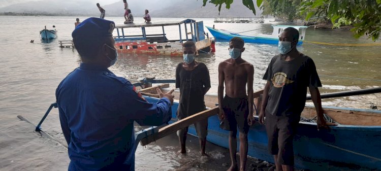 Sambangi Wilayah Pesisir Waijarang, Personil Ditpolairud Polda NTT Beri Imbau Warga Untuk Tidak Membuang Sampah Sembarang