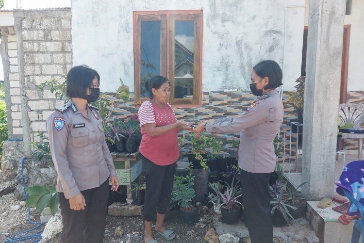 Upaya Putus Penyebaran Covid-19, Subditpolmas Ditbinmas Polda NTT Terus Bagikan Masker dan Sosialisasi Prokes Kepada Warga Masyarakat