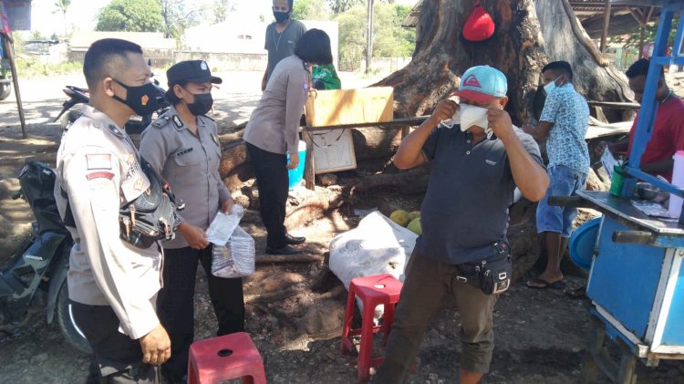 Sasar Para PKL dan Masyarakat Yang Tidak Memakai Masker, Personel Ditbinmas Polda NTT Bagikan Masker dan Beri Sosialisasi Prokes