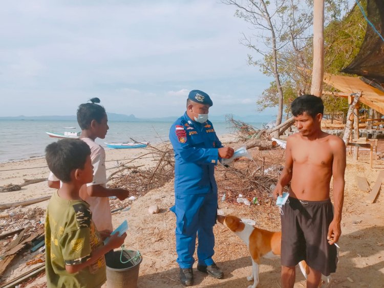 Putus Rantai Penyebaran Covid 19, Personil Ditpolairud Polda NTT Sambangi Warga Pesisir Lohayon Berikan Masker Gratis dan Edukasi Prokes