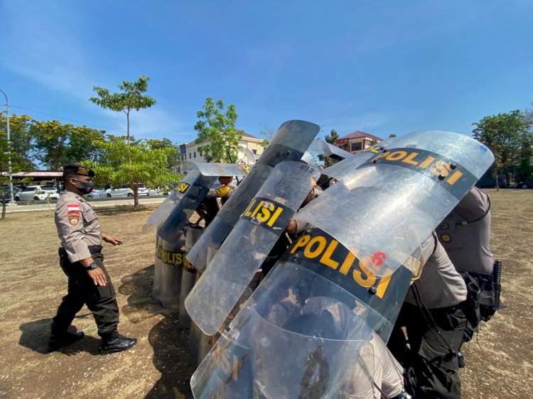 Tingkatkan Kemampuan Personel, Ditsamapta Polda NTT Gelar Pelatihan Pengendalian Massa