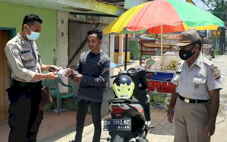 Upaya Pencegahan Covid-19, Subditbintibsos Ditbinmas Polda NTT Bagi-Bagi Masker dan Ingatkan Penerapan Prokes Kepada Warga Masyarakat