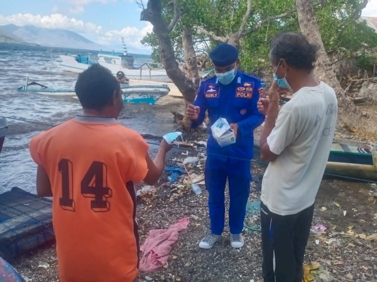 Sambangi Pesisir Otan, Personil Ditpolairud Polda NTT Bagikan Masker Gratis dan Ingatkan Prokes 5M