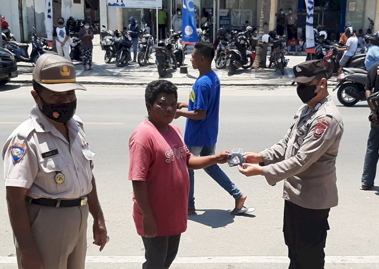 Cegah Penyebaran Covid-19, Jajaran Ditbinmas Polda NTT Patroli Sambang dan Bagikan Masker Gratis