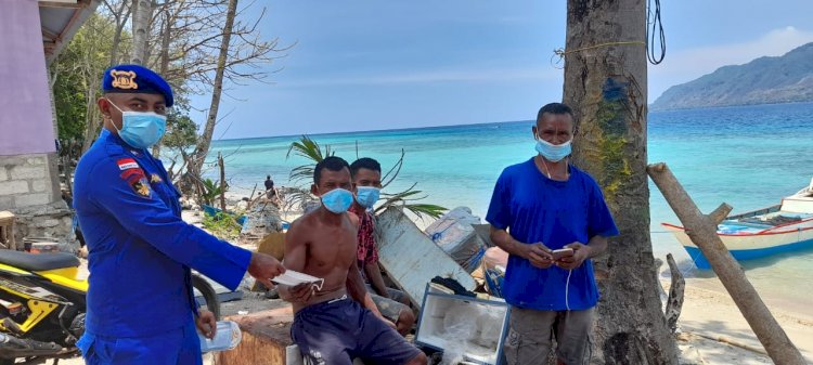 Putuskan Penyebaran Covid-19, Personil Ditpolairud Polda NTT Sambangi Nelayan Pesisir Ile Padung Berikan Masker dan Imbau Prokes