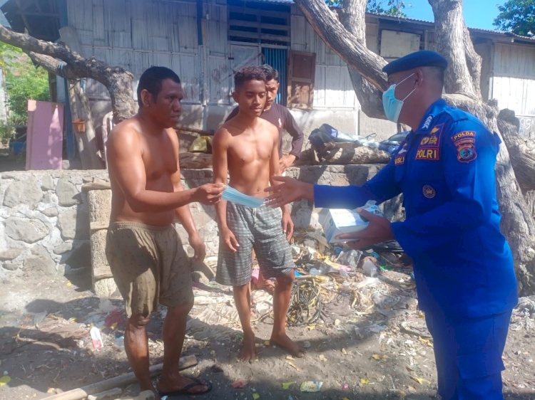 Patroli Perairan di Pantai Baru Rote Ndao, Personil Ditpolairud Polda NTT Bagikan Masker Gratis Kepada Nelayan