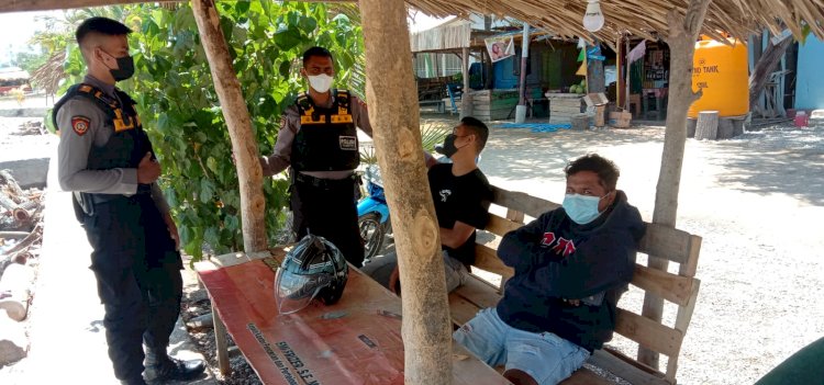 Sasar Daerah Pantai, Tim Patroli Turjawali Ditsamapta Polda NTT Beri Imbauan Prokes kepada Warga Masyarakat